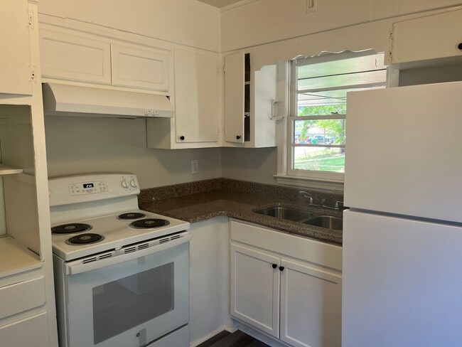 Building Photo - Updated 6bd/3ba w/ Large Backyard in Fores...