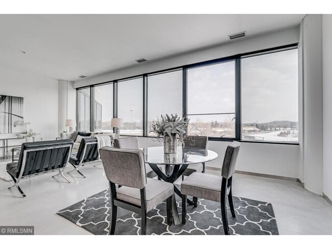 Building Photo - 5601 Smetana Dr