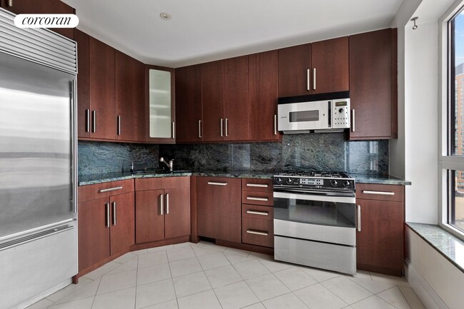 Foto del edificio - 351 E 51st St