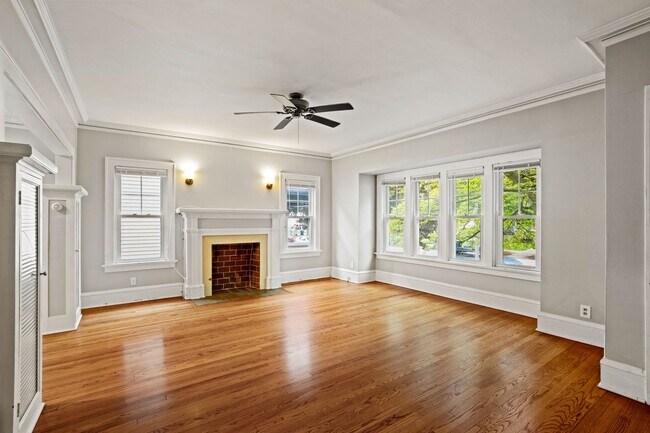 Building Photo - Rare 2 bedroom Lower