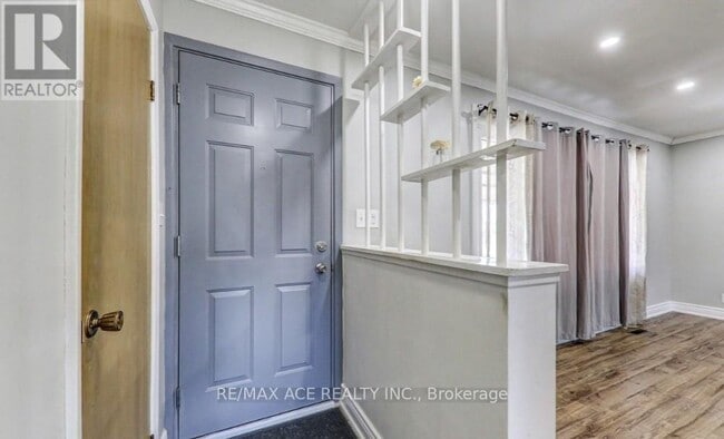 Building Photo - 482 Nipigon St