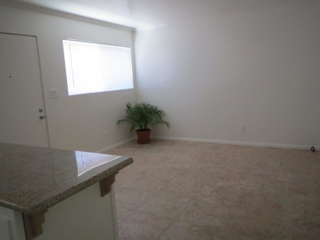 Building Photo - 651 Loma Dr