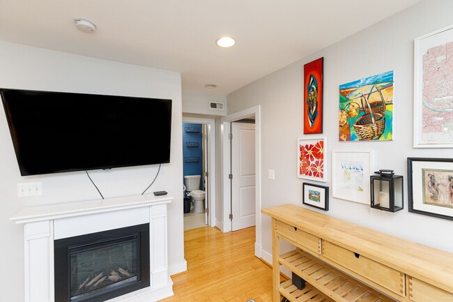 Building Photo - Bright One Bed Trinidad Rental Condo: Mode...
