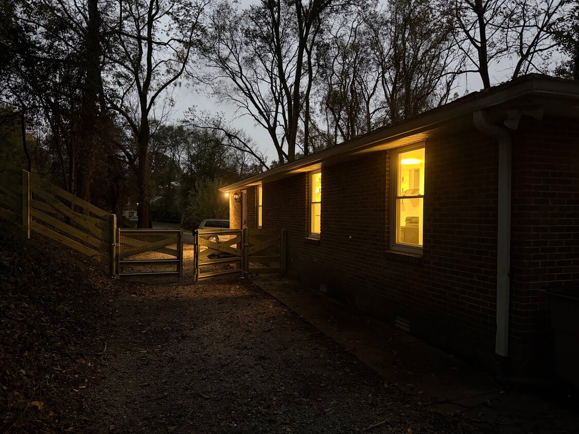 Foto principal - 203 Theodore Rd