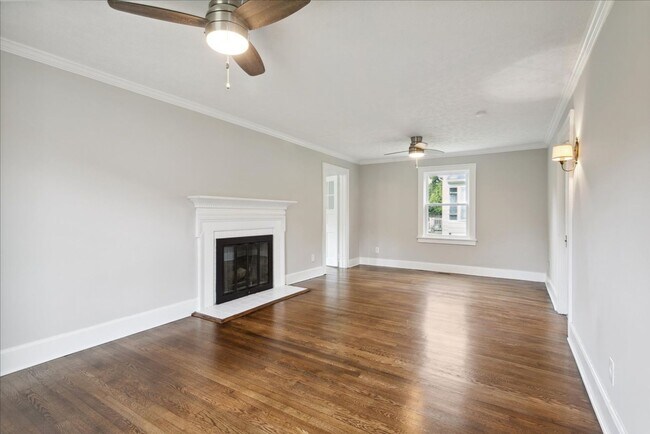 Foto del edificio - 4BR Historic Yorktown Home | Updated Kitchen & Baths | Near Yorktown Beach