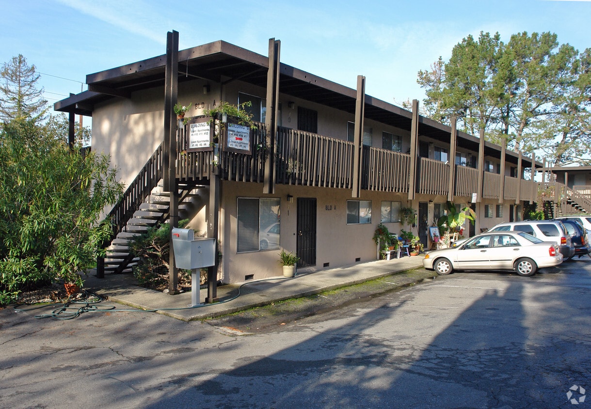Building Photo - Hidden Knolls Apartments