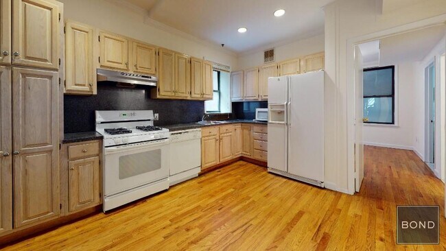 Building Photo - 246 E 44th St