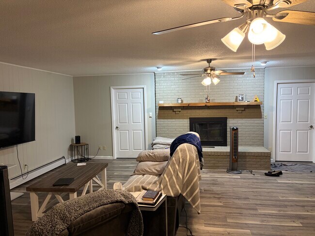 Sala de estar y chimenea - 920 N Walnut St