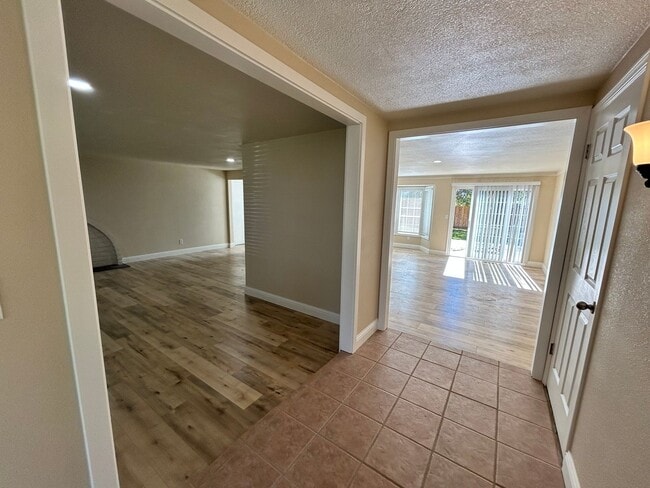 Building Photo - Newly Renovated 3 Bedroom, 2 Bath Home in ...