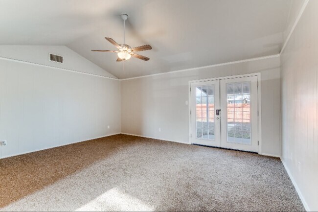 Building Photo - 900 Skelly St