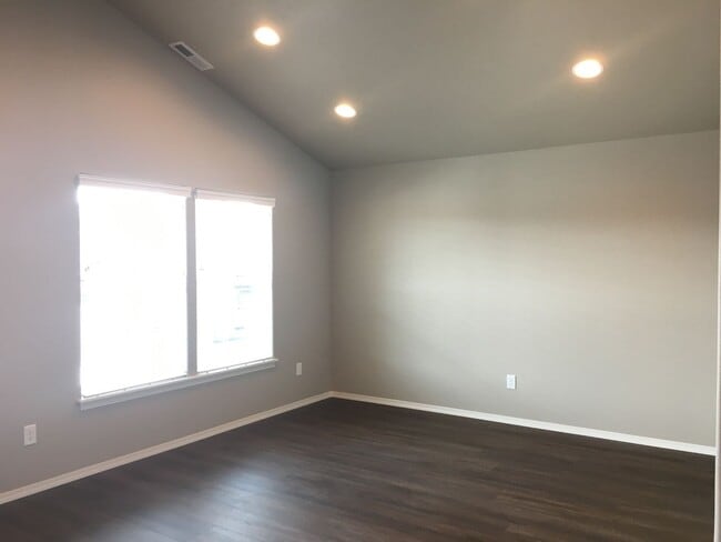 Building Photo - 2 Bedroom / 1 Bathroom in SW Redmond Commu...