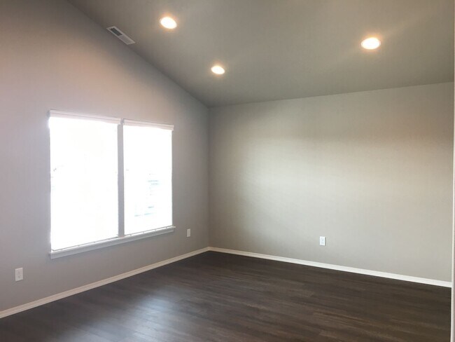 Foto del edificio - 2 Bedroom / 1 Bathroom in SW Redmond Commu...