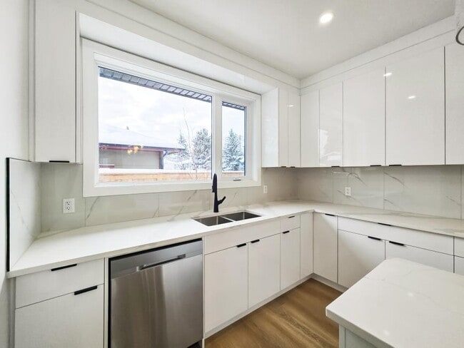 Building Photo - 3.0 bedroom in Calgary Alberta T3E 4A6