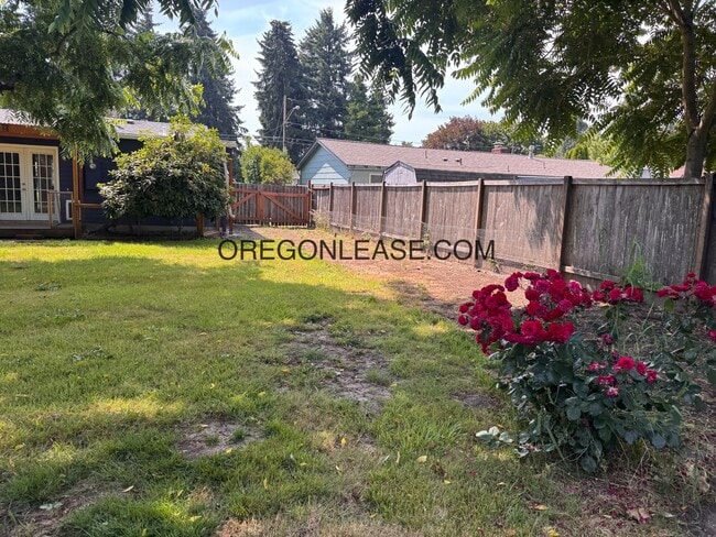 Building Photo - Large 5 bedroom North Eugene Home with lar...