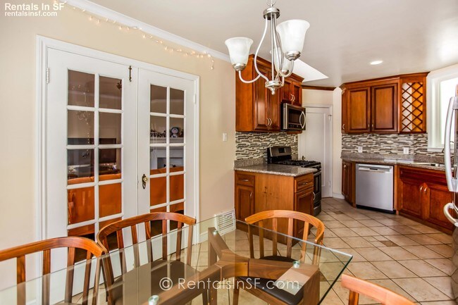 Building Photo - Spectacular single family home