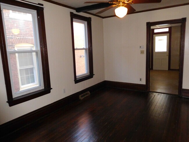 Foto del edificio - 231-233 W. Sixth St.