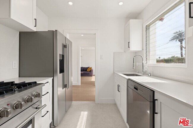 Foto del edificio - 8210 Clinton St