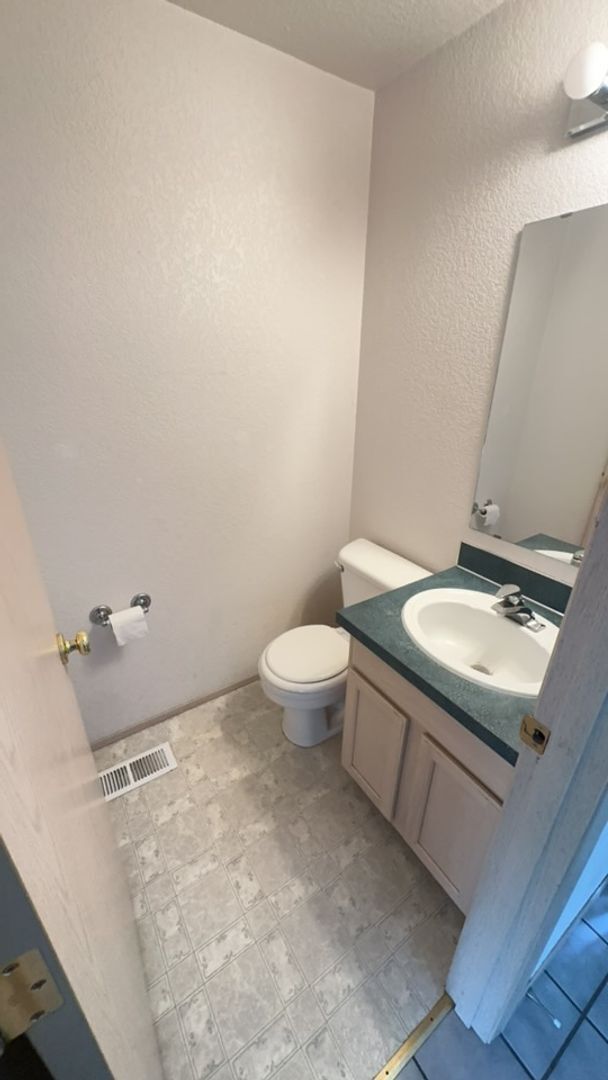 Foto del edificio - 15325-15327 Berry Valley Rd SE