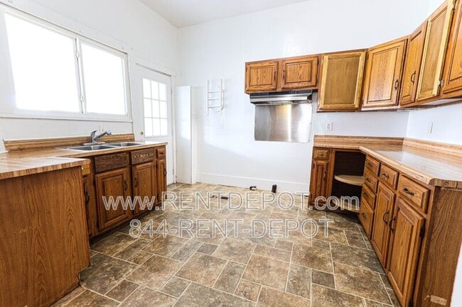 Building Photo - 1102 Harriet St