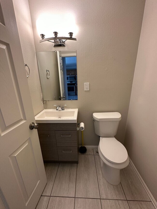 Foto del edificio - 3 BEDROOM, 2 BATHROOM SINGLE FAMILY HOME LOCATED CLOSE TO PETERSON AFB, SCHRIEVER AFB & FORT CARS...