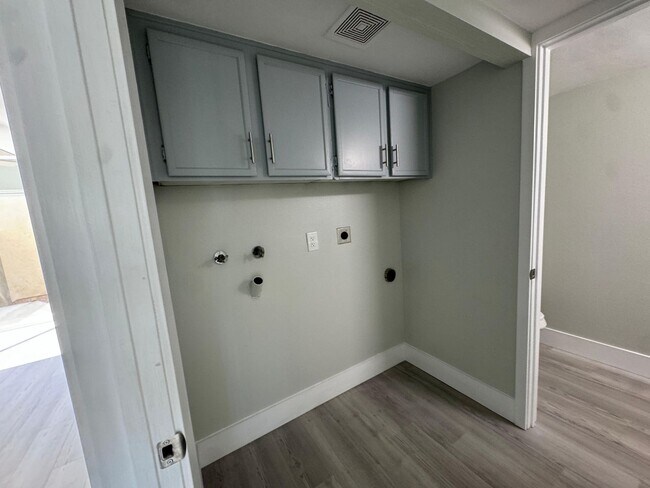 Building Photo - Fully renovated Condo