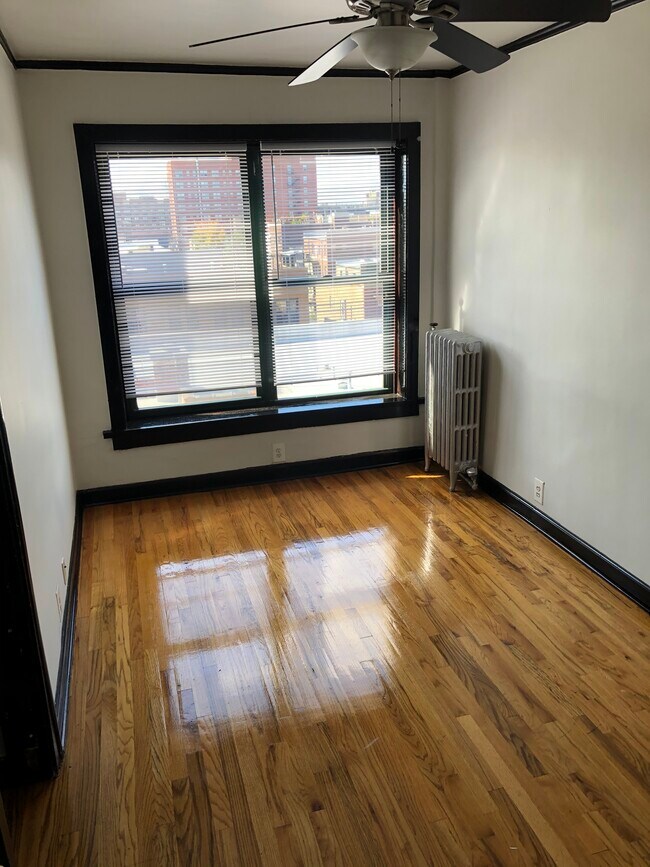 Foto del edificio - 846 W Montrose Ave
