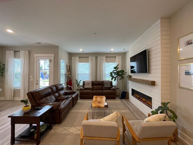 Building Photo - 119 Trumpet Vine Dr