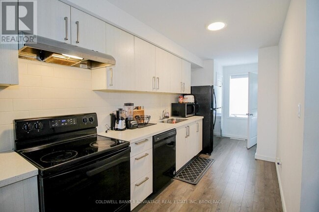 Building Photo - 400 Chaffey St