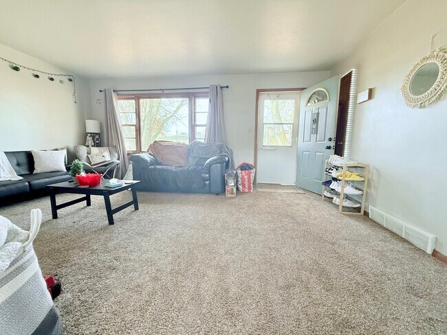 Living Room - 1416 Starbeck Cir