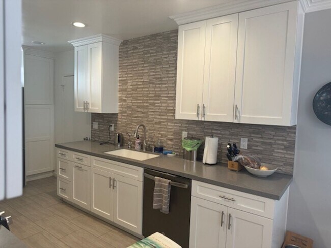 Foto del edificio - La Crescenta 3 bedroom 2 bath updated home.