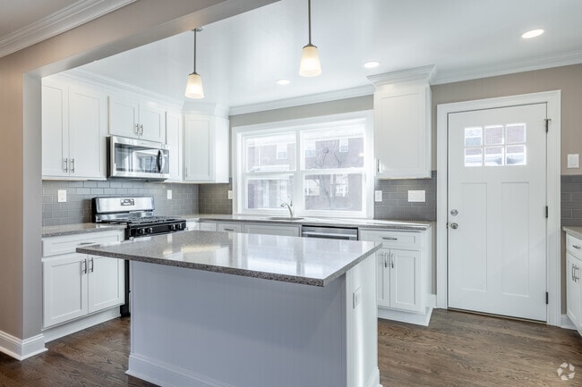 Interior Photo - The Courtyard @ Clifton: In-Unit Washer & Dryer, Heat, Hot & Cold Water, Gas Included, and Bark P...