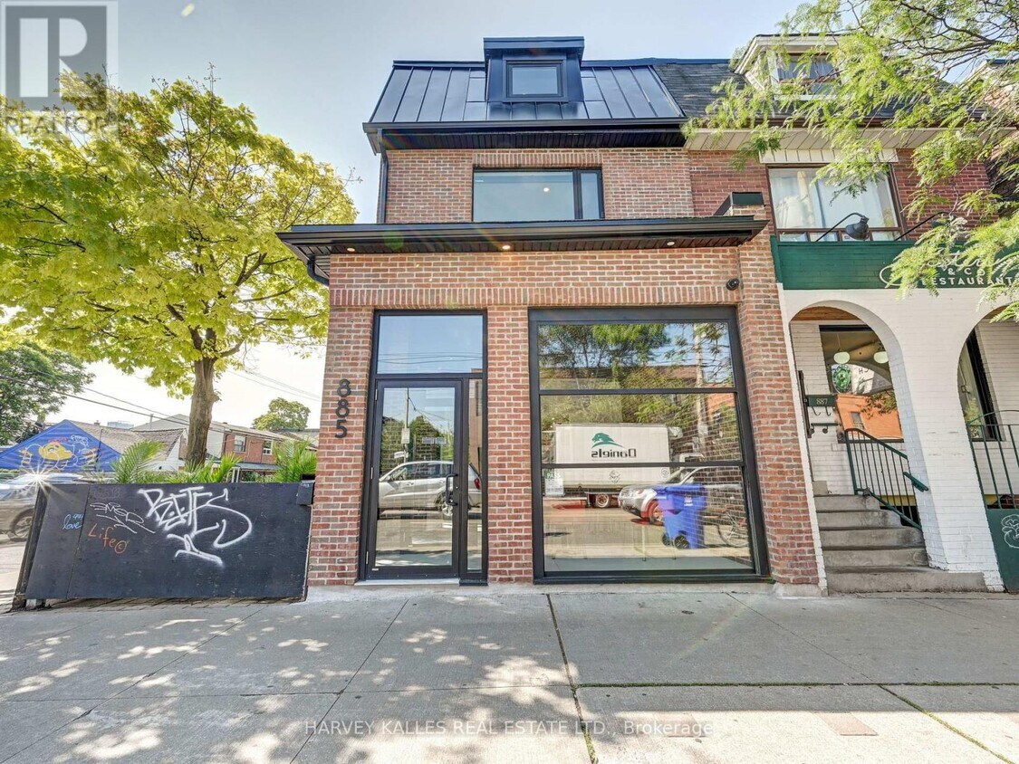Primary Photo - 885 Dundas St W
