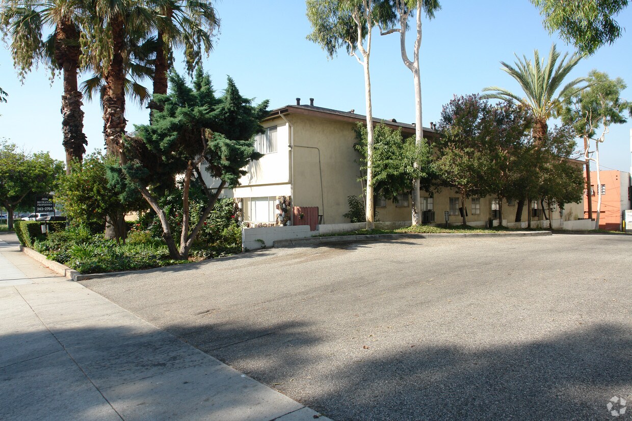 Building Photo - 319 N Maryland Ave