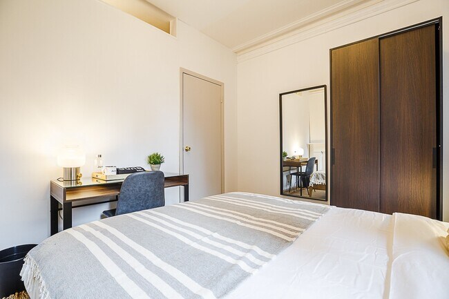 Building Photo - Queen room in 5-bed/1.0-bath Home