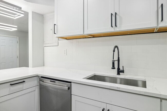 Foto del edificio - 4648 Suray Avenue