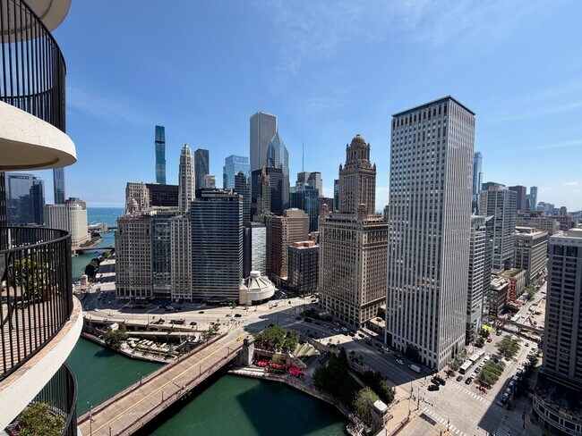 Foto del edificio - 300 N State St