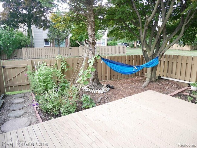 Foto del edificio - 5082 Buckingham