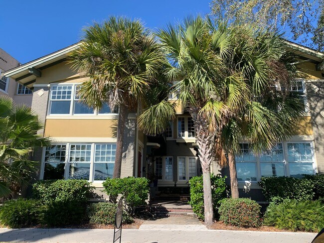Building Photo - River Blvd 2125