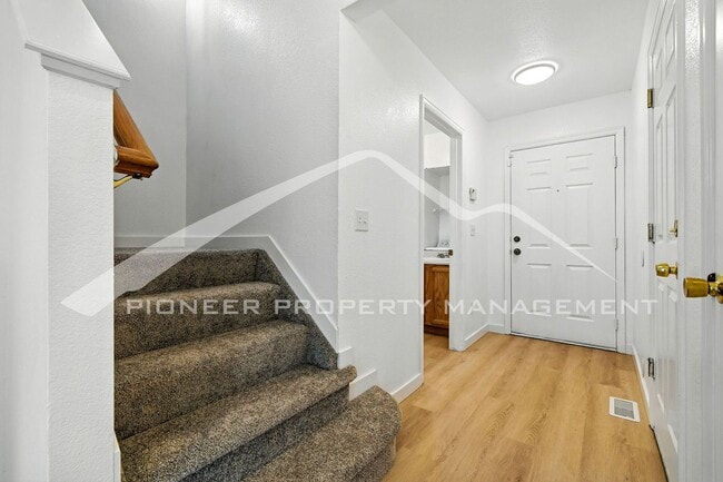 Building Photo - Spacious Townhouse with Washer/Dryer and F...