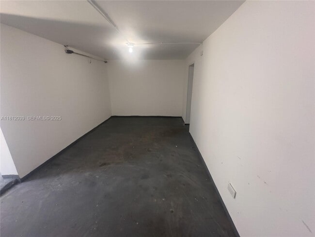 Building Photo - 225 NE 56th St