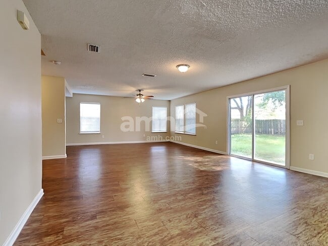 Foto del edificio - 9734 Hazel Lake Dr