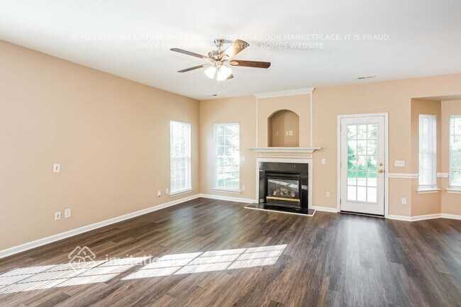 Foto del edificio - 7311 Daerwood Pl