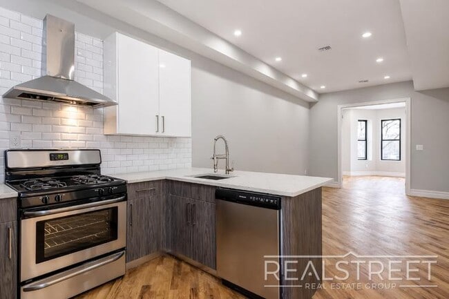 Building Photo - Stunning 3 BED 2 Bath Floor-Thru in Bed Stuy