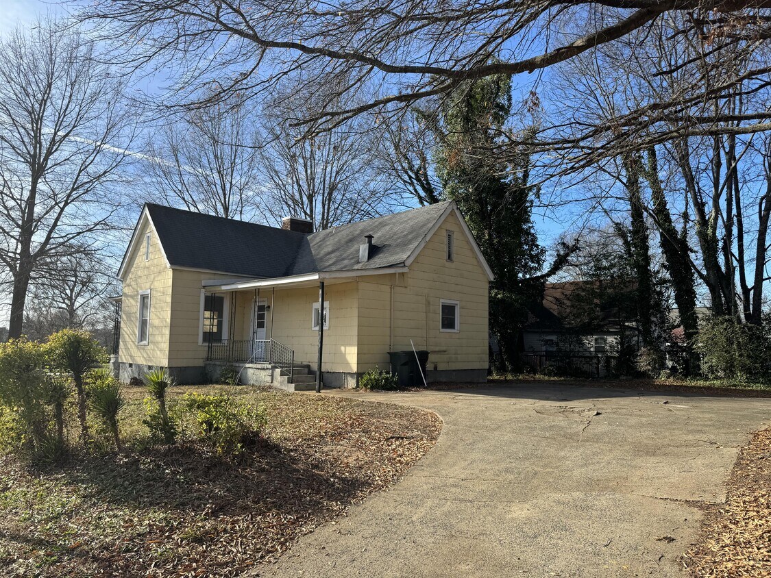Primary Photo - 606 W White St