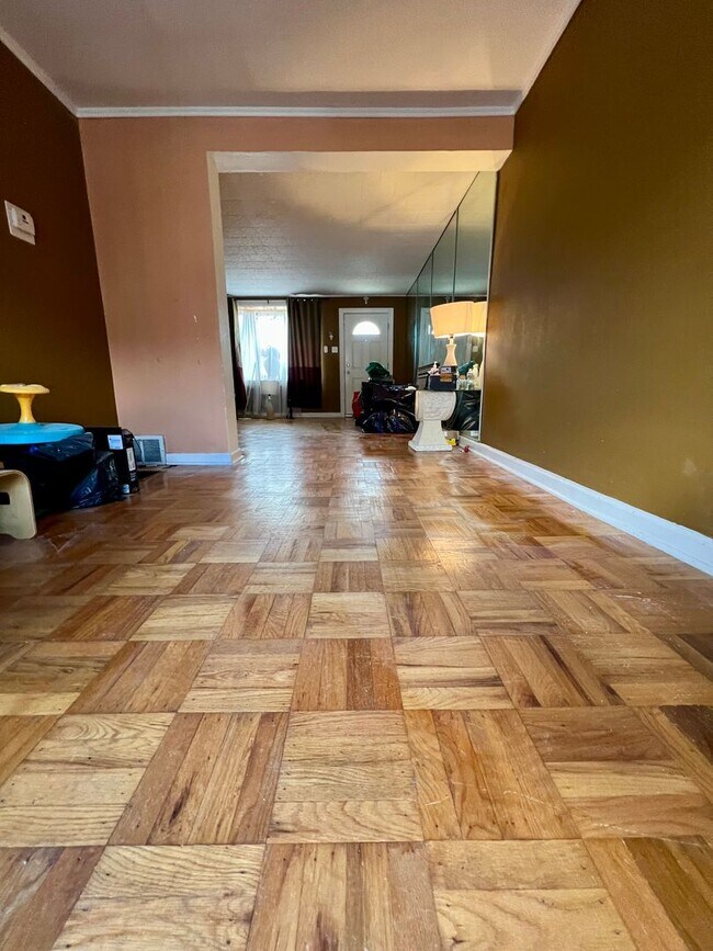 Foto del edificio - Stunning 3-Bedroom Townhome in Wissinoming! Available NOW!