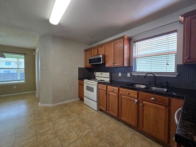 Foto del edificio - RENT REDUCTION - AVAILABLE NOW!