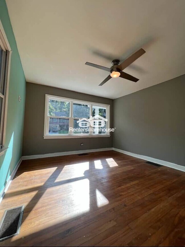 Building Photo - 1704 Belle Isle Cir NE