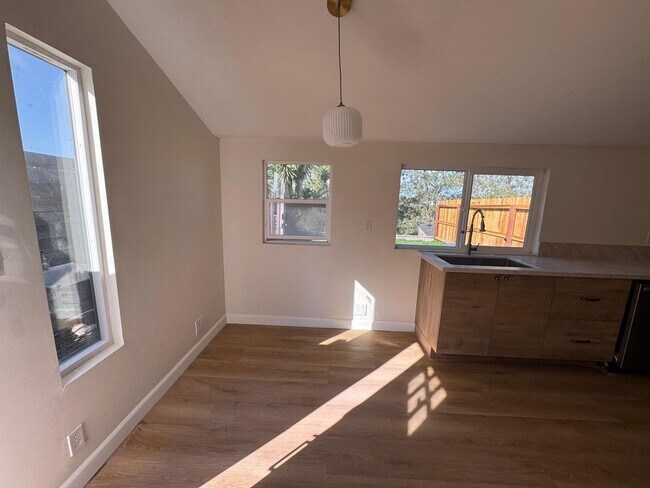 Foto del edificio - 1 bedroom 1 bath brand new ADU Style home.