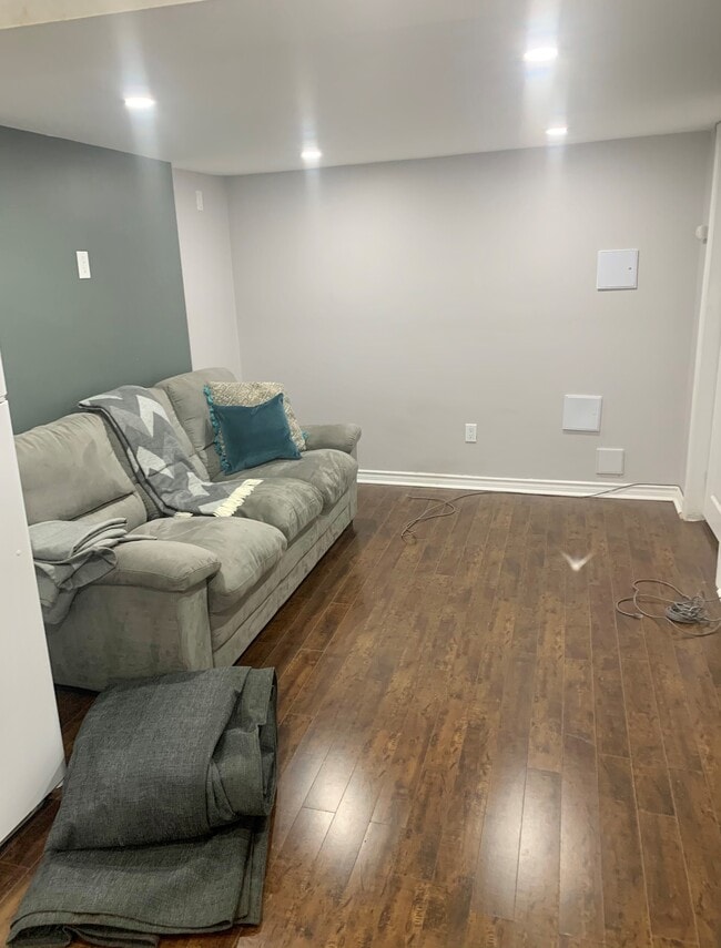 Building Photo - Bright clean 1 bedroom apartment with outd...