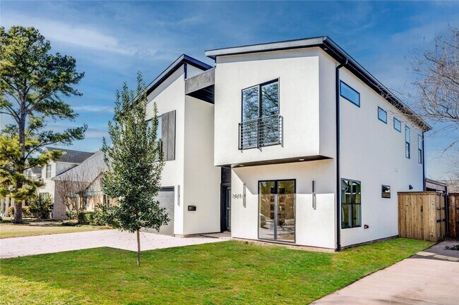 Building Photo - Open concept home with luxury finishes